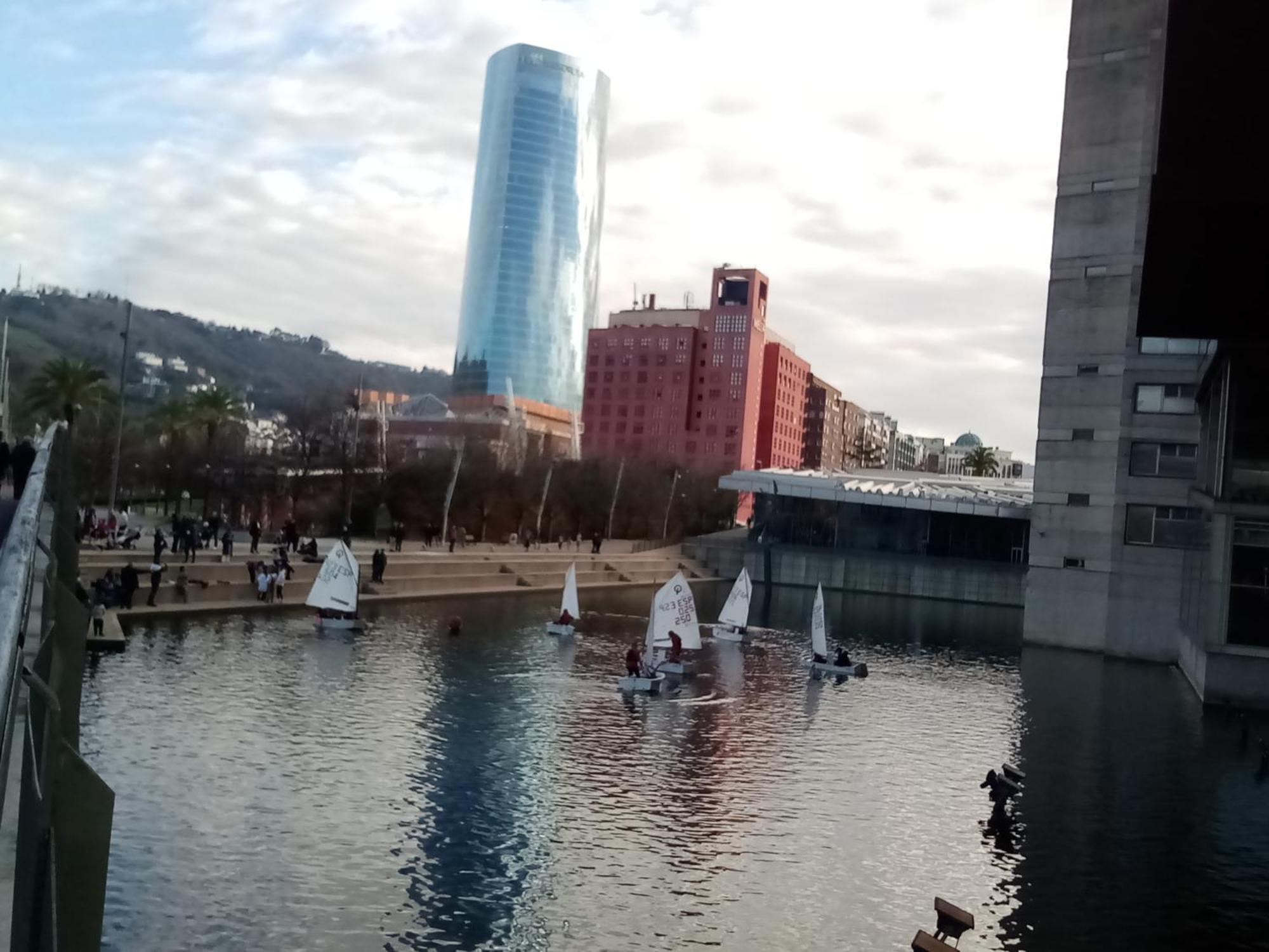 Coqueto Apartamento Frente Al Guggenheim Bilbao Buitenkant foto